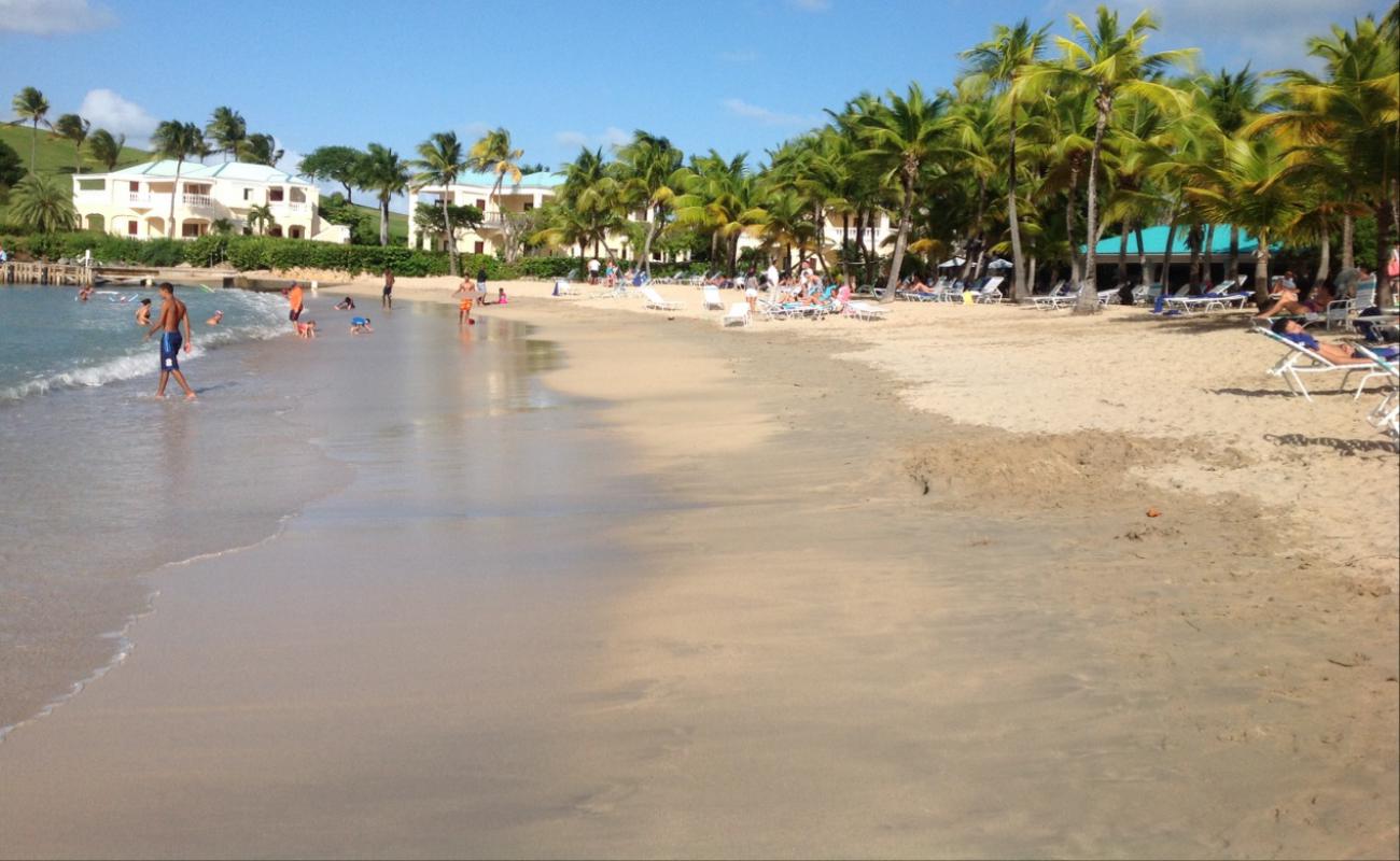 Foto de Playa de Sirenas con brillante arena fina superficie