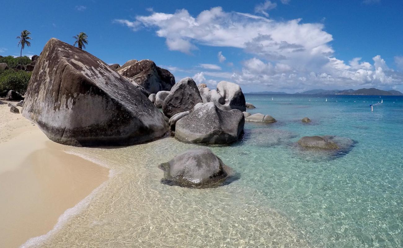 Foto de The Baths beach con brillante arena fina superficie