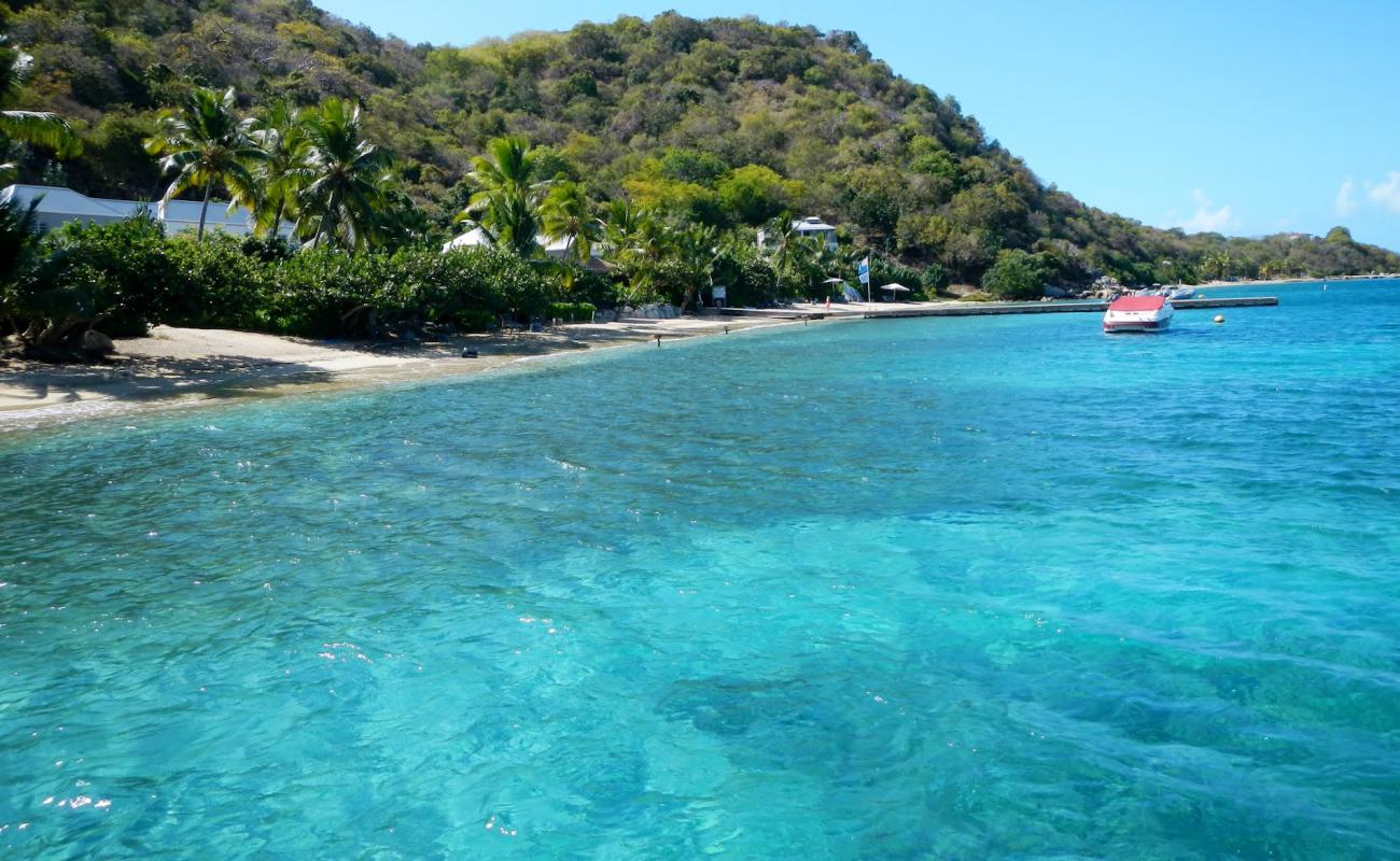 Foto de Cooper Island beach con brillante arena fina superficie