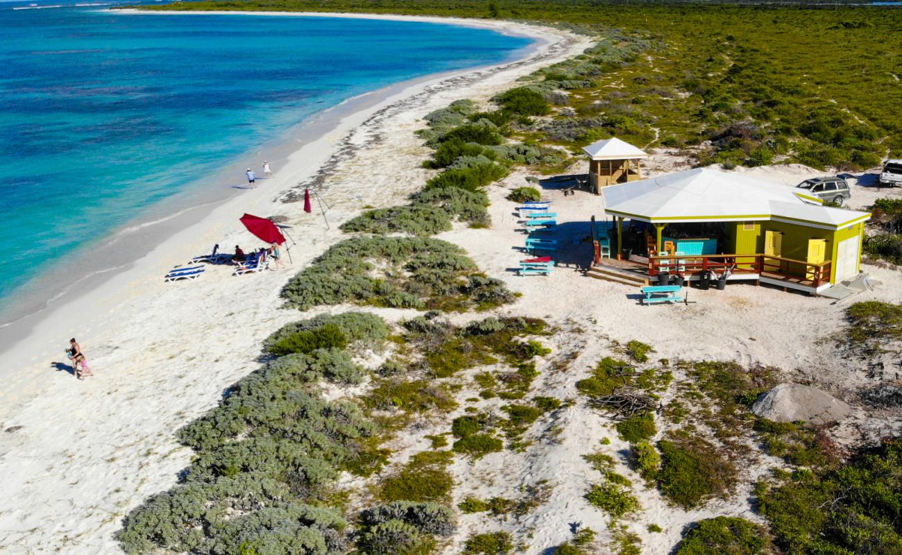 Foto de Playa Cow Wreck con brillante arena fina superficie