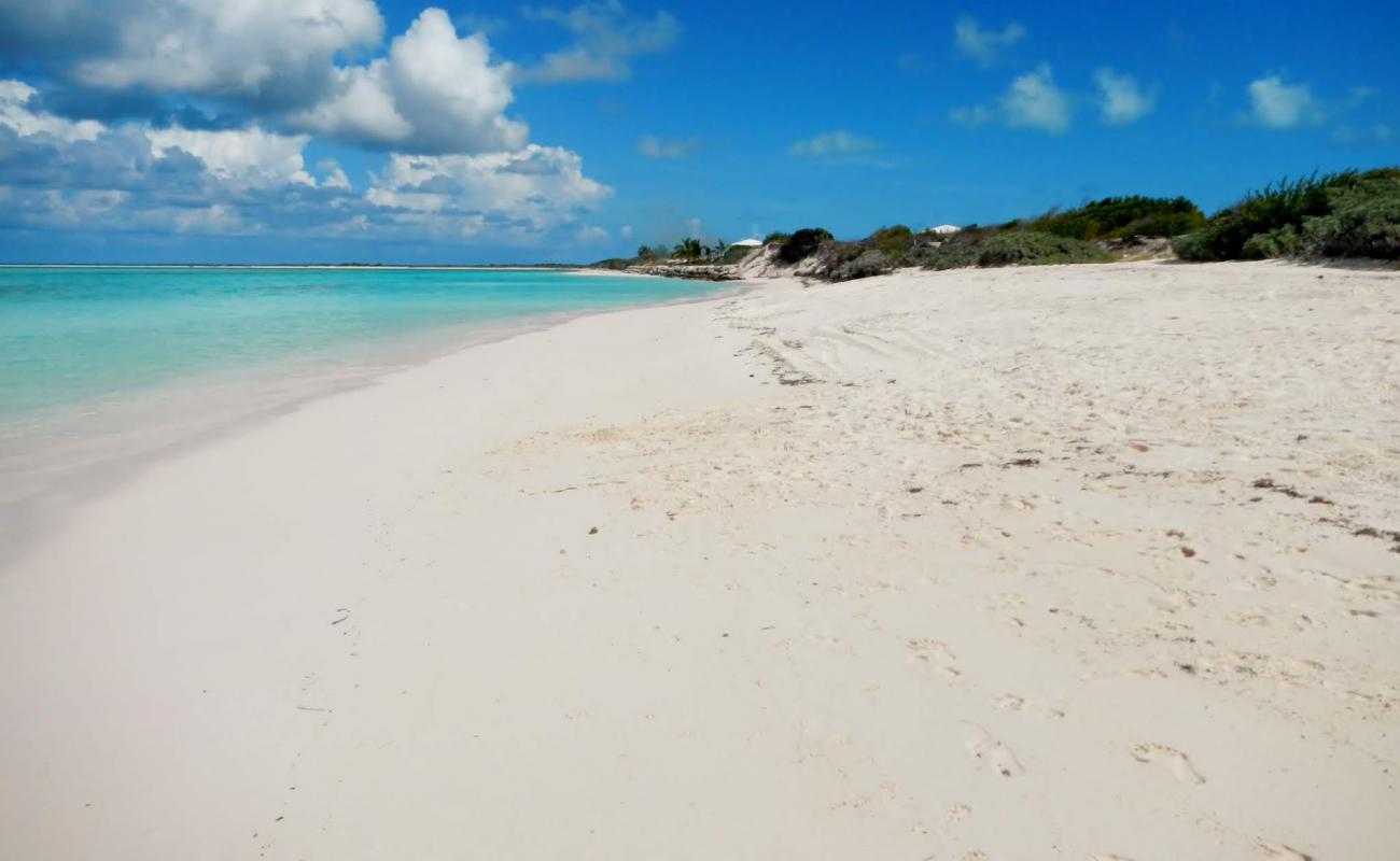 Foto de Anegada beach con arena brillante superficie