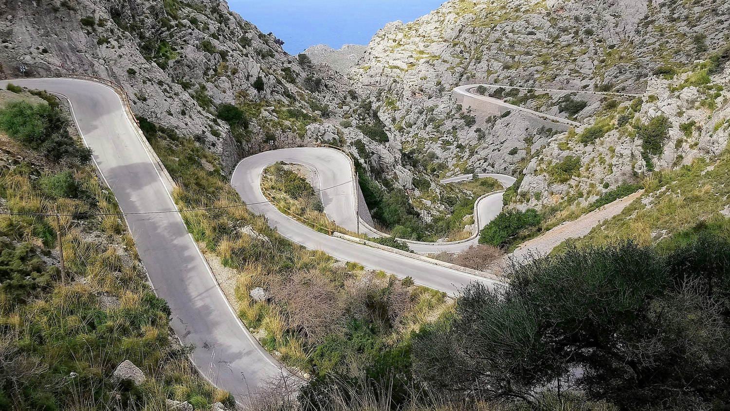 Carretera serpentina de montaña