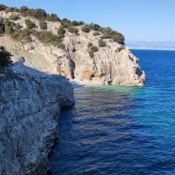 Foto de Klancac beach con agua cristalina superficie