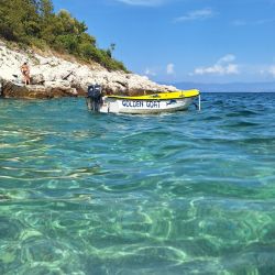 Foto de Jelenscica beach con agua cristalina superficie