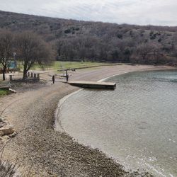 Foto de Konobe beach con agua cristalina superficie