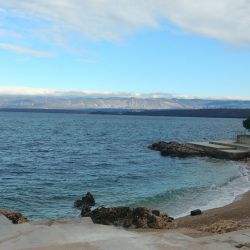 Foto de Uhlic beach con agua cristalina superficie