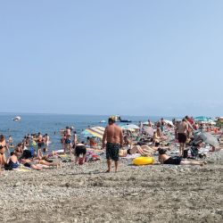 Foto de Batumi beach con agua turquesa superficie