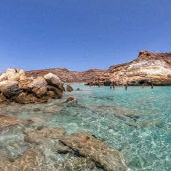 Foto de Playa Dei Conigli con agua cristalina superficie